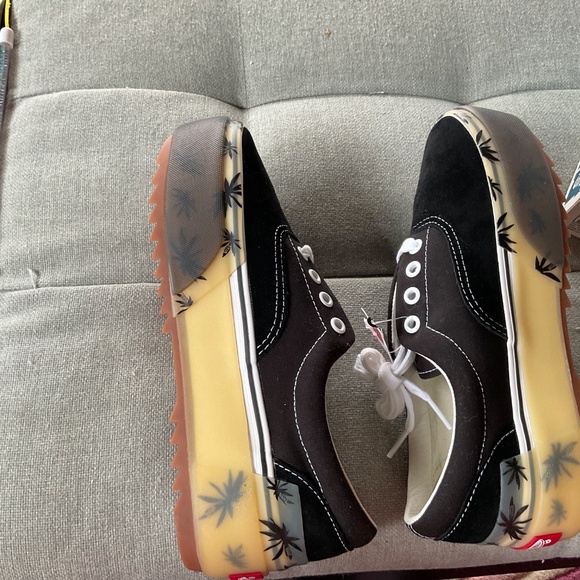 VANS - Picture 4 of 6